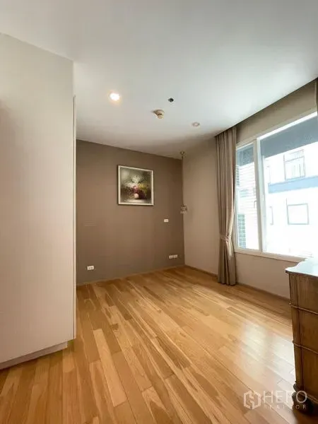 คอนโด ให้เช่าในWatthana, Bangkok - ห้องโล่งพื้นไม้พร้อมหน้าต่างบานใหญ่และผนังโทนอบอุ่น