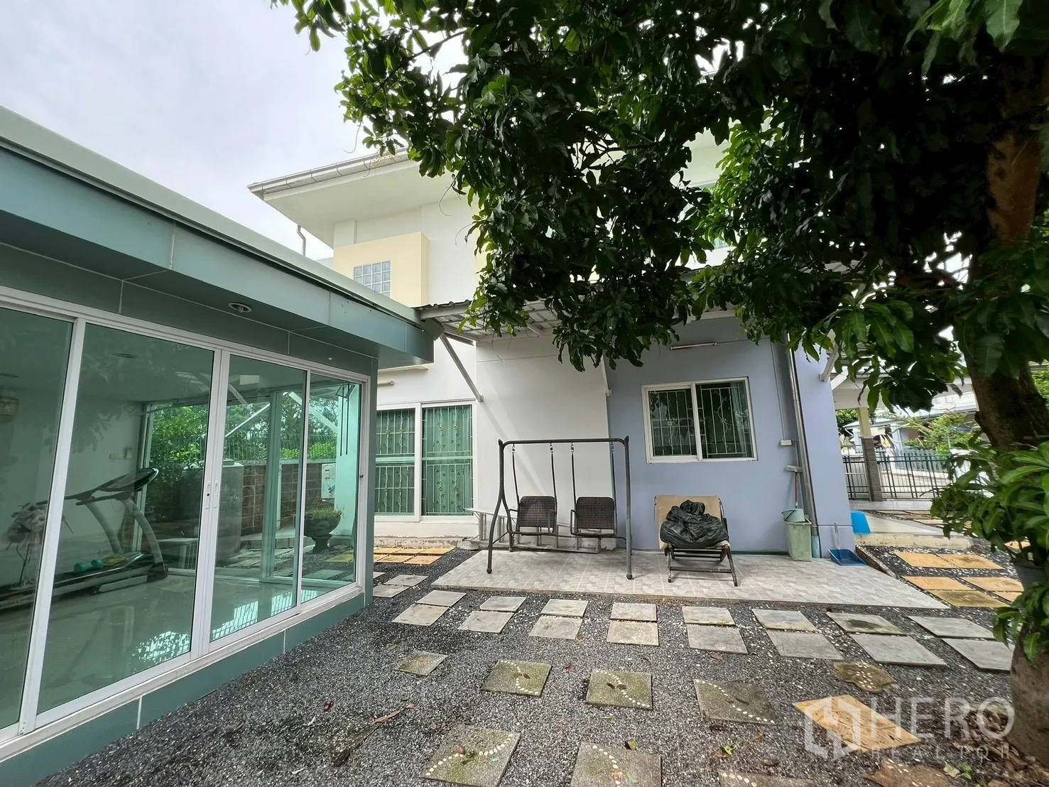 บ้าน ขายในMin Buri, Bangkok - หลังบ้านมีเรือนรับรองแยกต่างหาก ประตูบานเลื่อน และชิงช้าในสวน