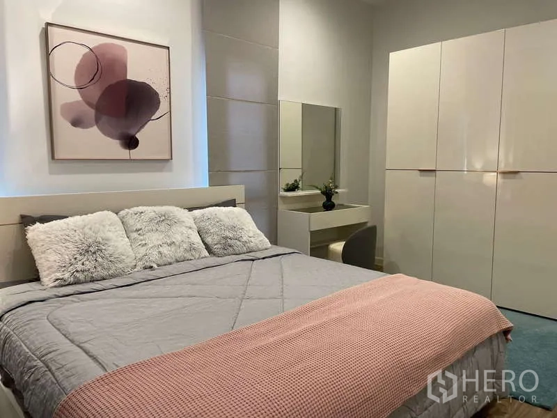 Detached House for rent in Bang Kapi, Bangkok - Bedroom angle showing built-in wardrobe, vanity and soft lighting.