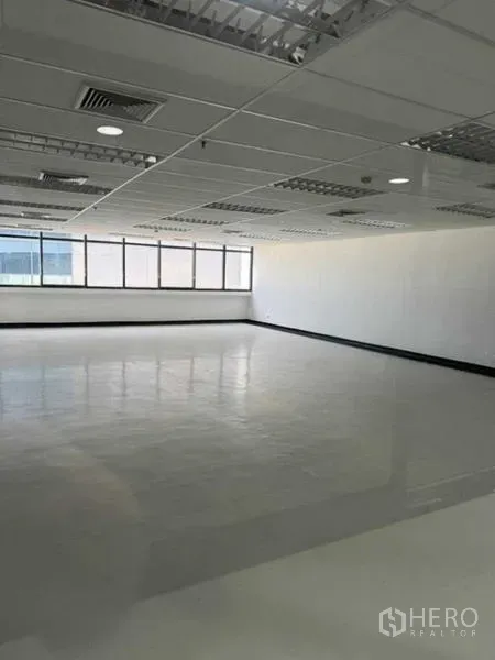 สำนักงาน ให้เช่าหรือขายในPhaya Thai, Bangkok - พื้นที่ทำงานโปร่ง หน้าต่างแนวยาว ผนังสีขาว และฝ้าทีบาร์พร้อมช่องแอร์