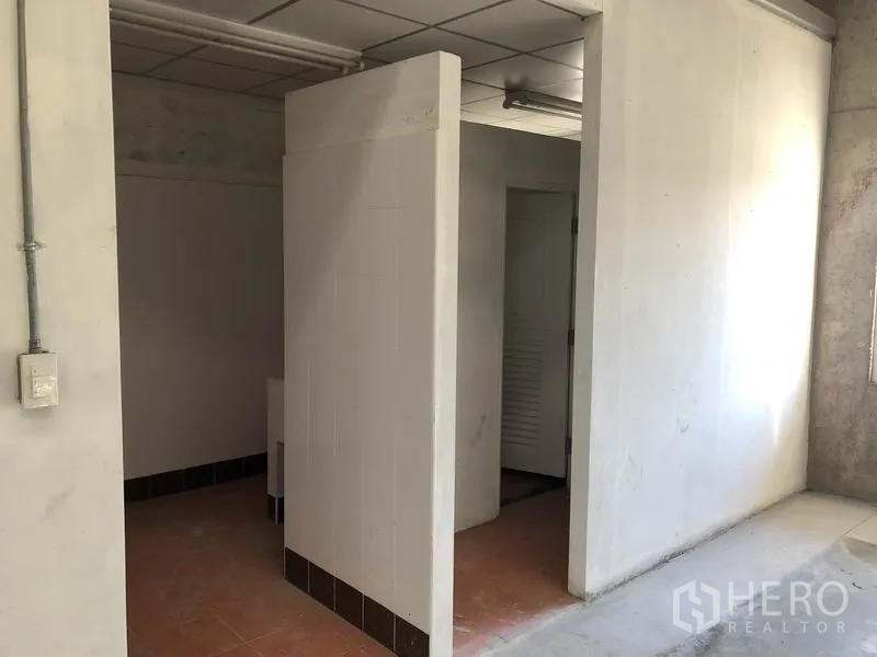 คลังสินค้า ให้เช่าในLam Luk Ka, Pathum Thani - ห้องน้ำปูกระเบื้องสะอาดภายในโกดัง