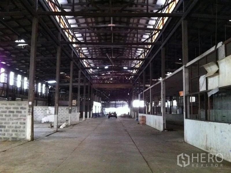 工厂 出租在Khlong San, Bangkok - 生产区开放空间，通风窗、结构立柱与隔间