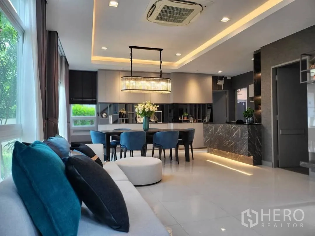 บ้านเดี่ยว for rent in Bang Phli, Samut Prakan - ห้องนั่งเล่นเชื่อมรับประทานอาหารแบบโอเพ่นแปลน พร้อมหน้าต่างบานใหญ่และครัว
