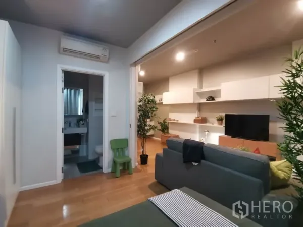 คอนโด ให้เช่าหรือขายในWatthana, Bangkok - มุมนั่งเล่นหันสู่ประตูห้องน้ำ มีประตูเลื่อนและต้นไม้ตกแต่ง