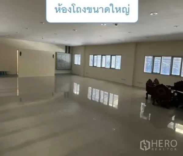 货栈 出租在Mueang Pathum Thani, Pathum Thani - 宽敞多功能大厅，亮面瓷砖地与采光窗