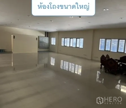 货栈 出租在Mueang Pathum Thani, Pathum Thani - 宽敞多功能大厅，亮面瓷砖地与采光窗