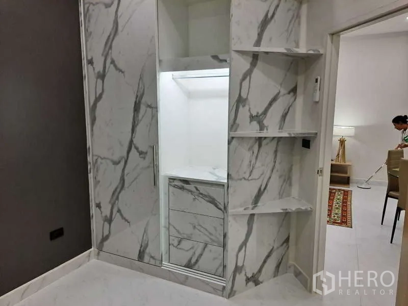 คอนโด ให้เช่าในKhlong Toei, Bangkok - ตู้เสื้อผ้าพร้อมช่องเก็บของและชั้นวาง ใกล้ประตูเชื่อมห้องนั่งเล่น