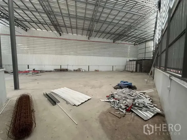 货栈 出租在Sai Mai, Bangkok - 开阔储存大厅，通风金属墙体，地面平整适合货架布置。