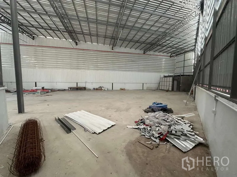 货栈 出租在Sai Mai, Bangkok - 开阔储存大厅，通风金属墙体，地面平整适合货架布置。