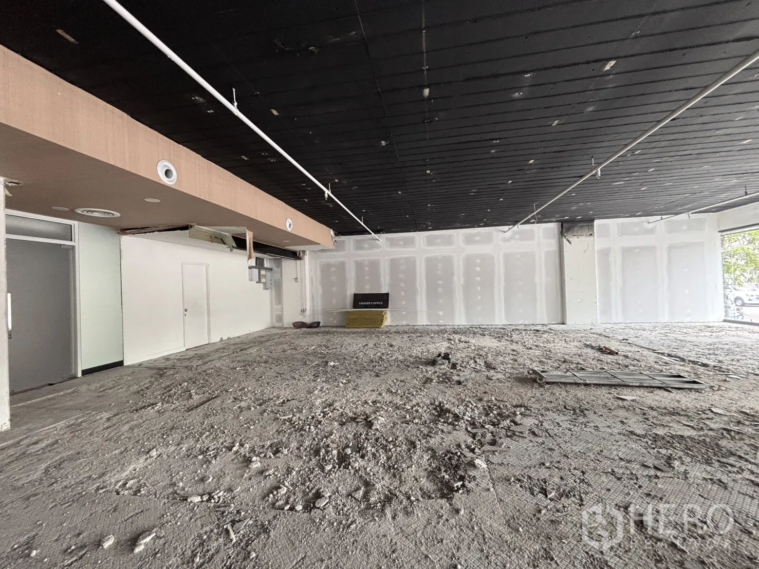 零售空间 for rent in Bang Rak, Bangkok - 宽阔室内视角，未装修的零售区，高黑色天花与后方隔间。
