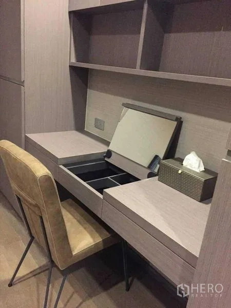 公寓 出租在Bang Rak, Bangkok - 带翻盖镜的梳妆台与收纳抽屉。