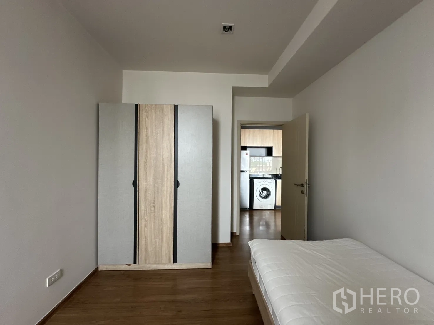 คอนโด for rent in Watthana, Bangkok - ห้องนอนที่สองมีตู้เสื้อผ้า มองไปยังทางเข้าห้องครัว