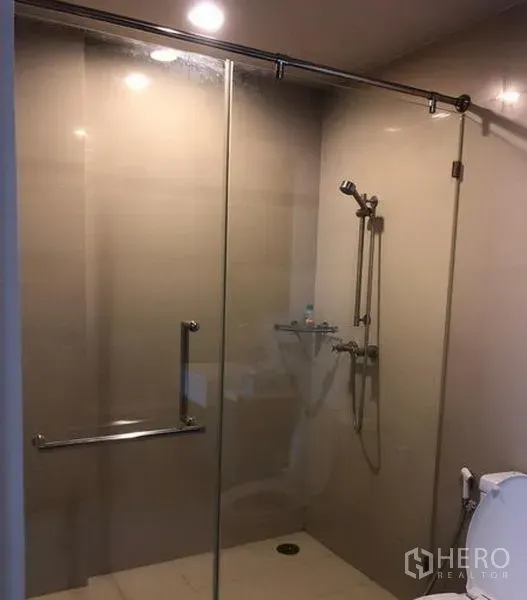 คอนโด ให้เช่าในKhlong San, Bangkok - ตู้ shower กระจกแบบวอล์กอินพร้อมฝักบัวมือถือและผนังกระเบื้อง