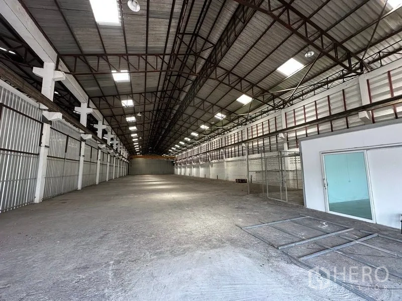 คลังสินค้า ให้เช่าในLam Luk Ka, Pathum Thani - พื้นที่จัดเก็บยาวต่อเนื่องไร้เสากลาง ผนังเมทัลชีท เพดานสูงมีช่องแสง และโมดูลสำนักงาน