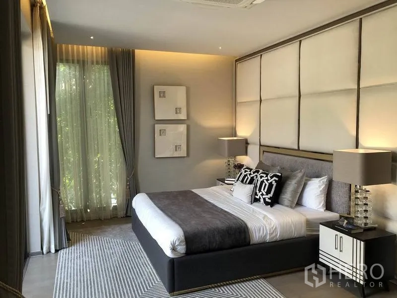 独立式住宅 出售在Bang Kapi, Bangkok - 主卧配软包背景墙，大窗与纱帘，灯光柔和。