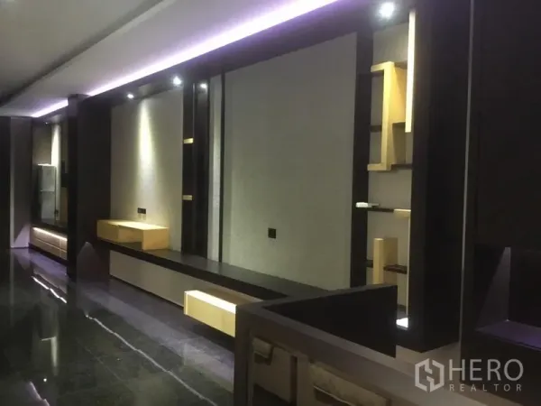 带办公室的家 出租在Suan Luang, Bangkok - 室内走廊配内置层架、氛围灯光与深色石材地面。