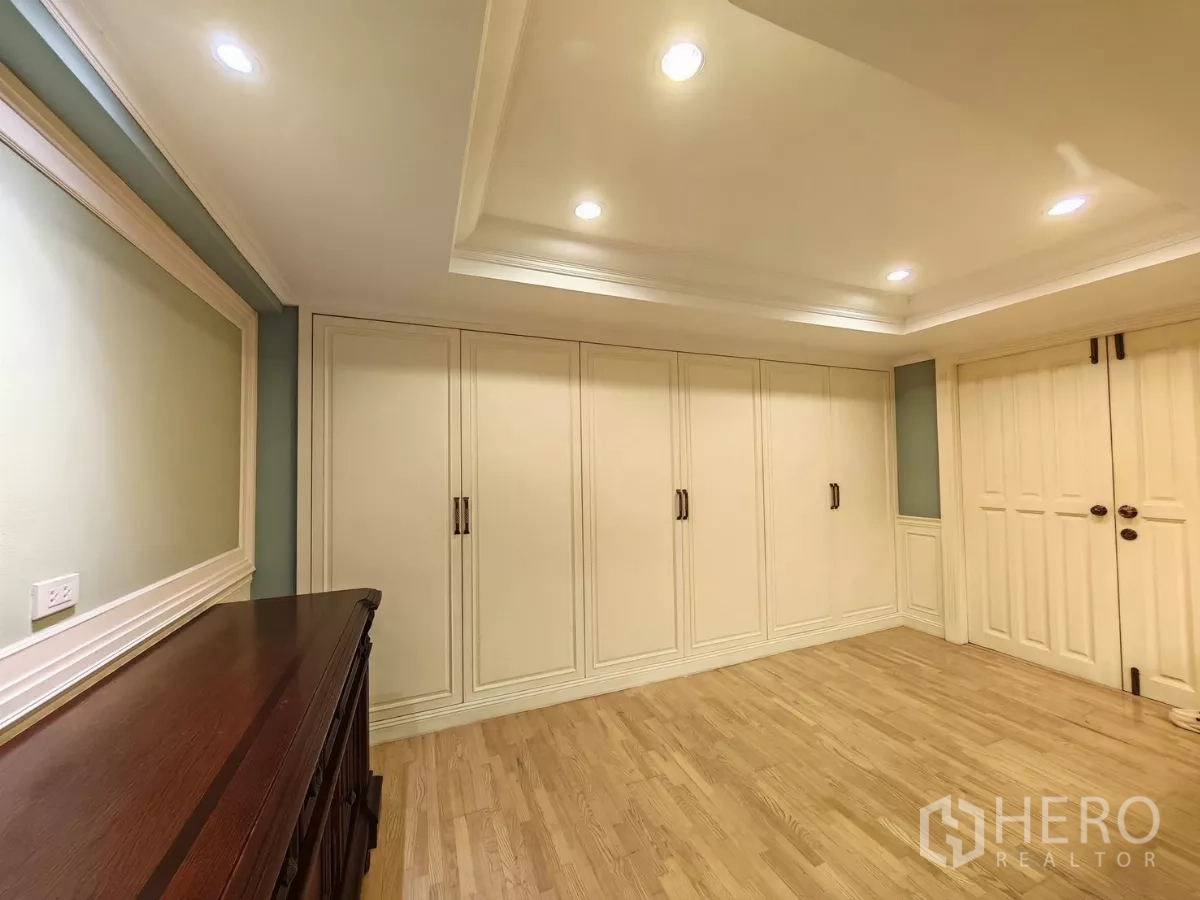 คอนโด ให้เช่าในPathum Wan, Bangkok - ห้องพร้อมตู้เสื้อผ้าติดผนังทั้งแผง พื้นไม้ และพื้นที่เก็บของกว้าง