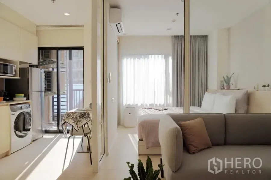 公寓 出租在Pathum Wan, Bangkok - 采光充足的开放式公寓，带小厨房、洗衣机与玻璃隔断卧室，临近阳台