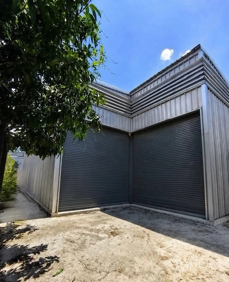 โกดัง for rent in Don Mueang, Bangkok - ภาพภายนอกโกดังพร้อมประตูม้วนคู่และลานคอนกรีตด้านหน้า