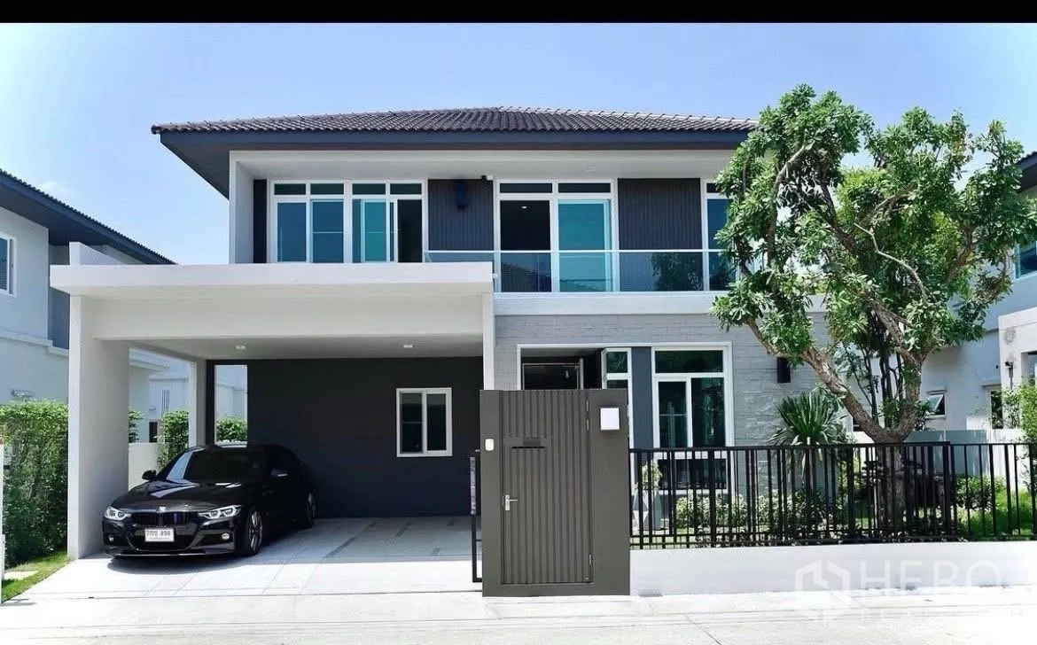 Detached House for rent in Samut Prakan - Modern two-storey detached house with gated fence, balcony and two-car carport in Bang Phli, Samut Prakan.