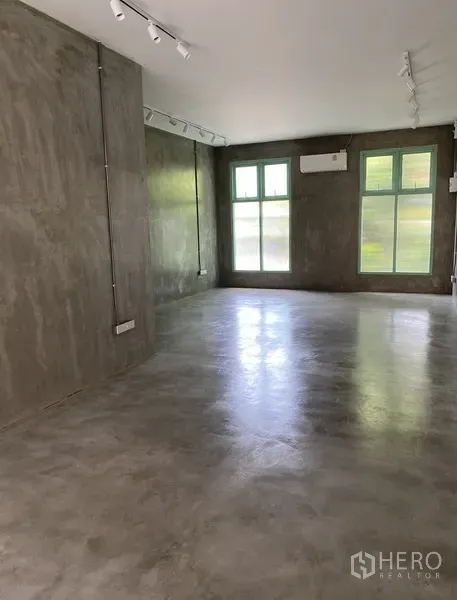 พื้นที่ขายปลีก ให้เช่าในWatthana, Bangkok - ห้องโล่ง พื้นคอนกรีตขัดมัน ผนังปูนเปลือย หน้าต่างบานใหญ่ และไฟราง