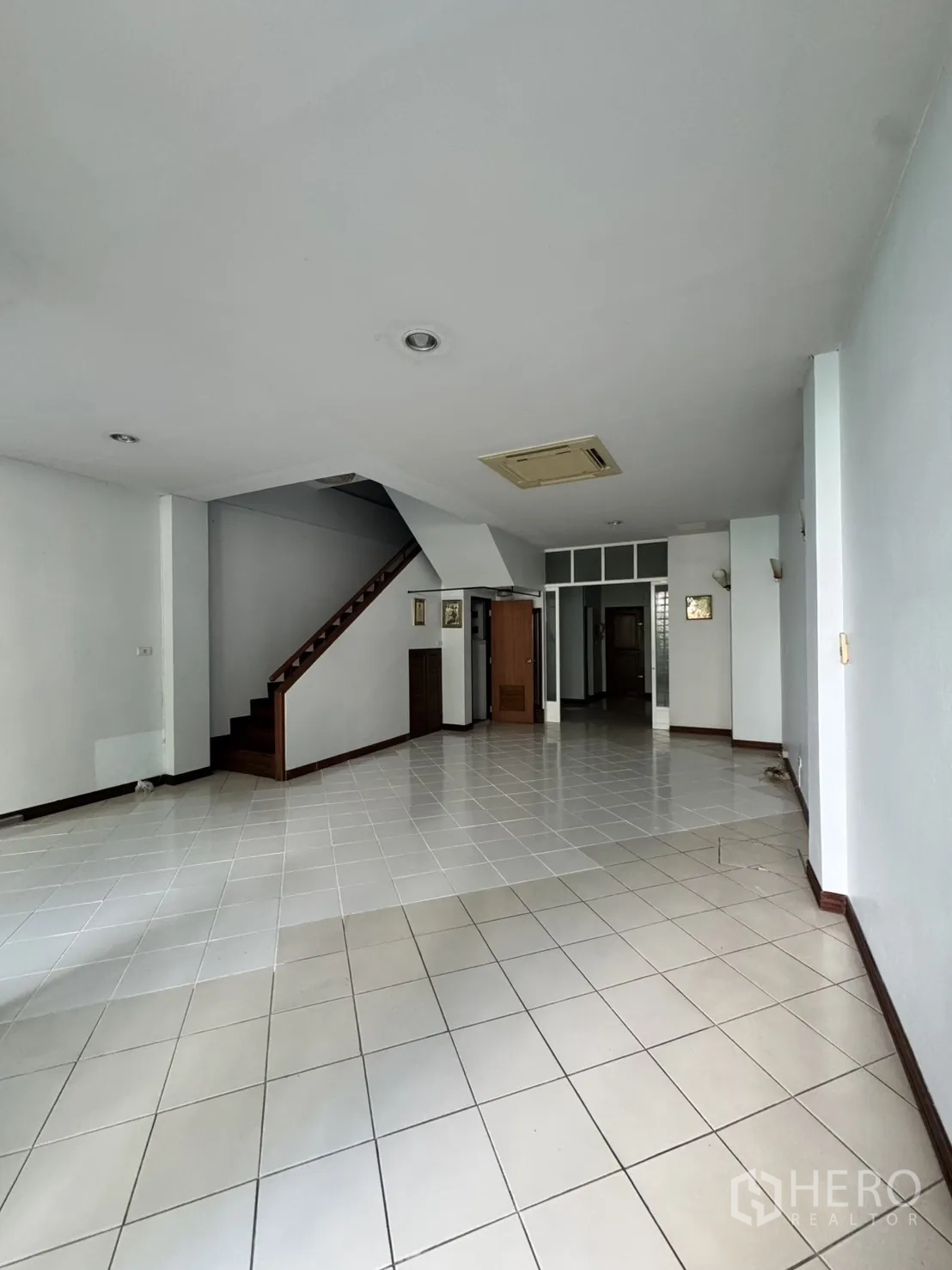 โฮมออฟฟิศ for rent in Watthana, Bangkok - พื้นที่ชั้นล่างแบบโอเพนสเปซ ปูพื้นกระเบื้องพร้อมบันไดไม้