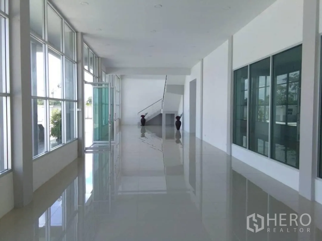 工厂 出租或出售在Bang Sao Thong, Samut Prakan - 玻璃走廊连接办公室与大堂及楼梯