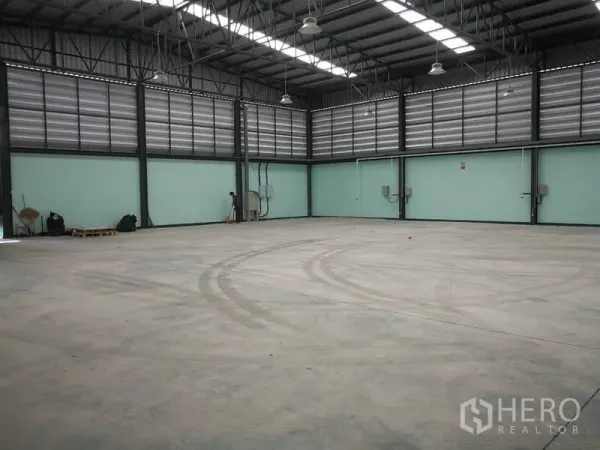 โรงงาน ขายในBang Lamung, Chon Buri - ฮอลล์ผลิตแบบเปิดโล่ง เพดานสูง ไฟโรงงานและพื้นคอนกรีต