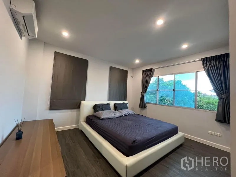 独立式住宅 出售在Bang Kruai, Nonthaburi - 主卧配大床，宽窗可观园景，带空调。