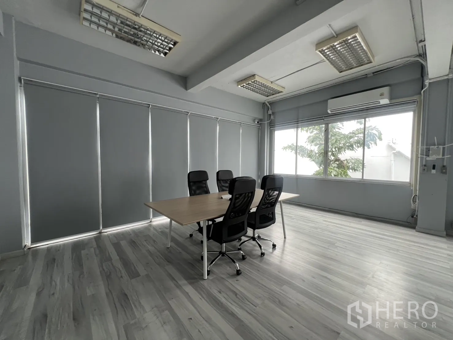 สำนักงานที่บ้าน ให้เช่าในPhra Khanong, Bangkok - ห้องทำงานมุมอาคาร กระจกบานใหญ่ ม่านบังแสง โต๊ะประชุมพร้อมเก้าอี้