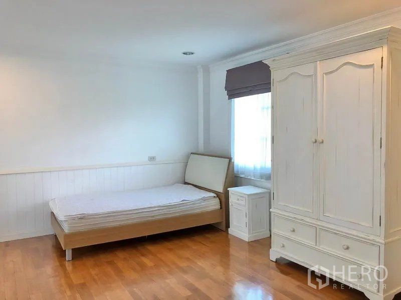 独立式住宅 出租在Mueang Samut Prakan, Samut Prakan - 次卧，木地板，简约床与白色衣柜，窗户采光充足