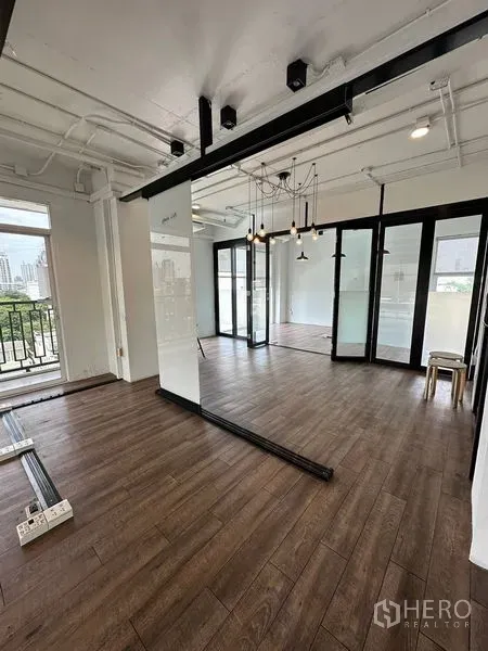 办公空间 出租在Watthana, Bangkok - 工作区配滑动玻璃门、外露天花管线、吊灯及阳台通道。