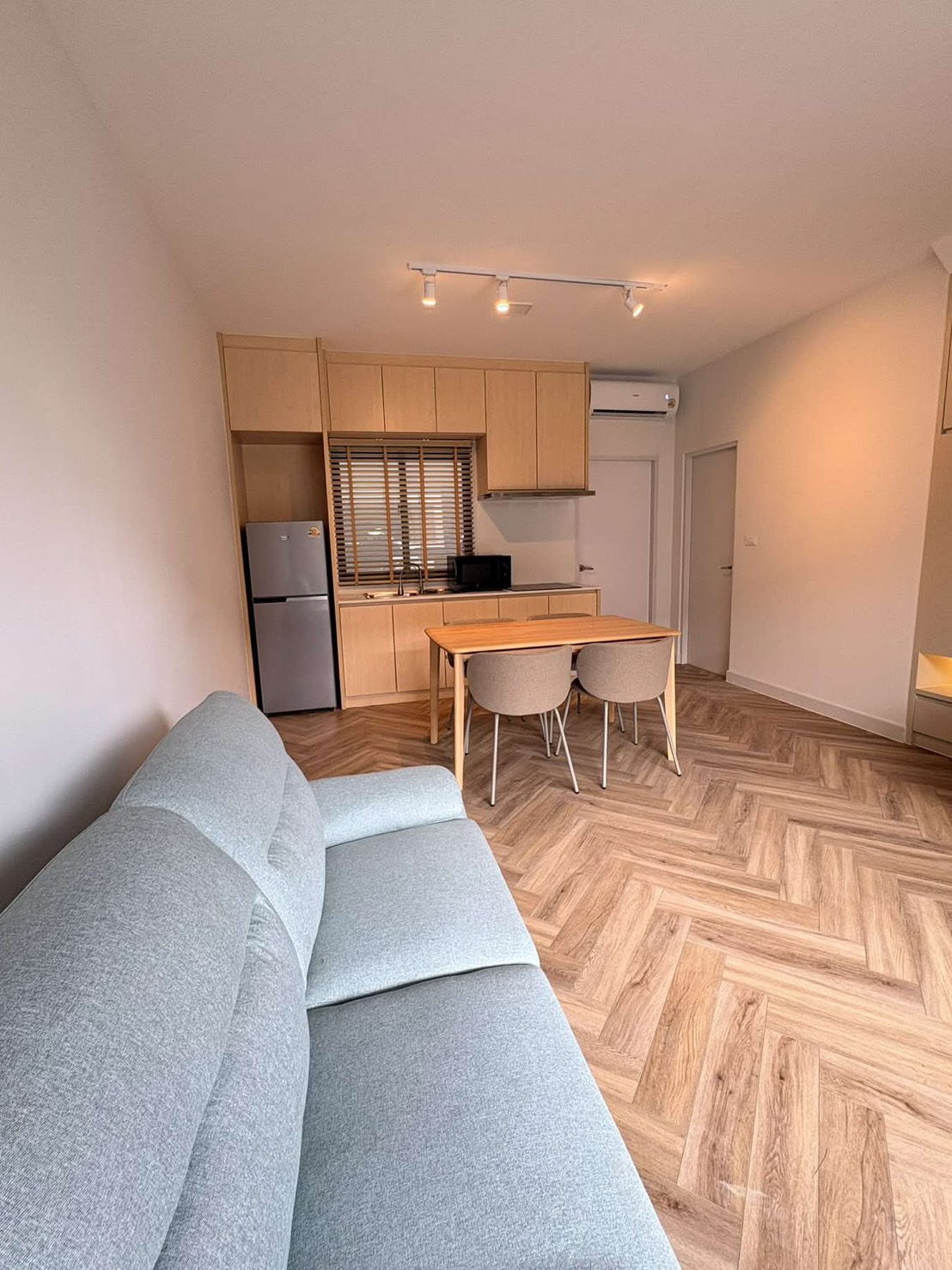 ทาวน์เฮาส์ ให้เช่าในBang Phli, Samut Prakan - โถงนั่งเล่น-ทานอาหารเปิดโล่ง พื้นลายก้างปลา โซฟา และไฟราง.