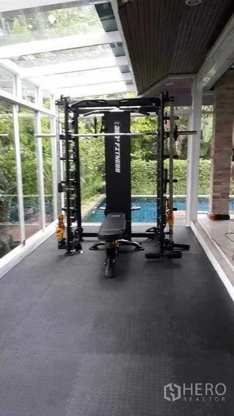 บ้าน ขายในBang Na, Bangkok - มุมฟิตเนสในห้องกระจกพร้อมเครื่องออกกำลังกาย ข้างสระว่ายน้ำ