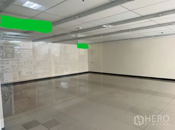 พื้นที่ขายปลีก ให้เช่าในWatthana, Bangkok - พื้นที่ภายในร้านโล่ง ปูกระเบื้องเงา ผนังสีอ่อน พร้อมฝ้าทีบาร์และรางไฟ.