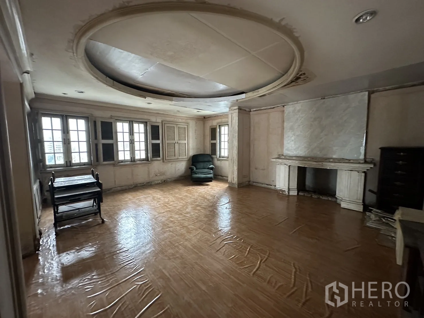 สำนักงานที่บ้าน ให้เช่าในHuai Khwang, Bangkok - อีกมุมของห้องเตาผิง ฝ้าทรงกลม และพื้นลายไม้