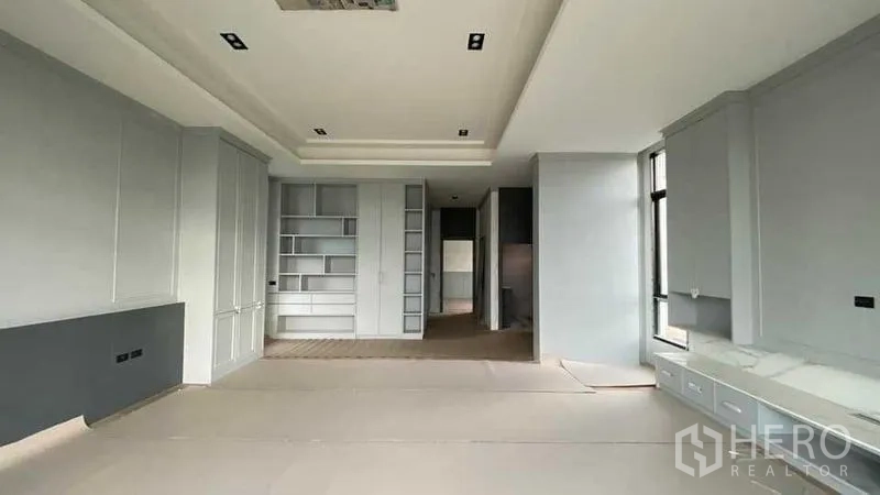 บ้าน ขายในMueang Nonthaburi, Nonthaburi - ห้องนั่งเล่นกว้าง พร้อมตู้บิลท์อิน หน้าต่างสูง และงานไม้โทนเทาอ่อน