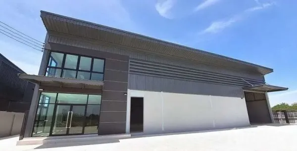 工厂 出租或出售在Bang Bo, Samut Prakan - 新建工厂外观，玻璃幕墙办公室、宽敞车道与带雨棚装卸区，位于北榄府邦博。