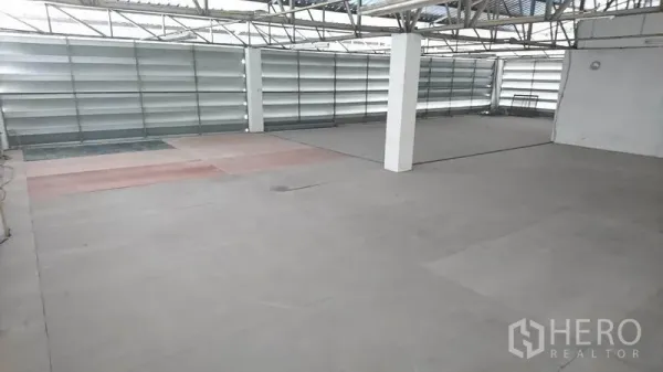 货栈 出租在Lak Si, Bangkok - 宽阔无柱存储区，高钢结构屋顶与百叶通风板。