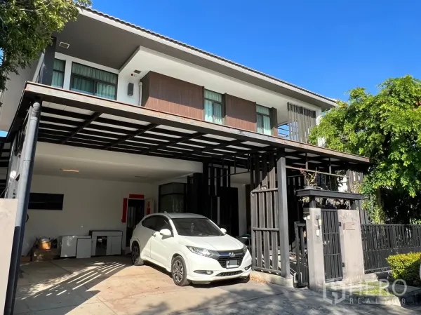 Detached House for rent in Prawet, Bangkok - Modern two-storey detached house with covered carport and gated entrance in Prawet, Bangkok.