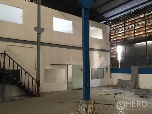 คลังสินค้า ให้เช่าในBang Kapi, Bangkok - พื้นที่จัดเก็บโล่ง แบ่งห้องบางส่วน ผนังระบายอากาศและโครงสร้างเสา