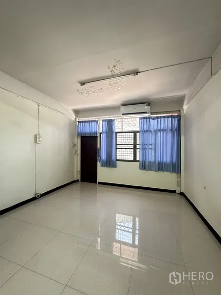 อาคารพาณิชย์ ให้เช่าหรือขายในPhra Khanong, Bangkok - ห้องนอนติดแอร์ พื้นกระเบื้องสีขาวเงา และหน้าต่างใหญ่พร้อมผ้าม่านสีน้ำเงิน