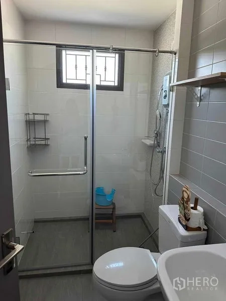 ทาวน์เฮาส์ ขายในLat Phrao, Bangkok - ห้องน้ำอีกห้องพร้อมตู้กั้นอาบน้ำแบบบานเลื่อน สุขภัณฑ์และชั้นวาง