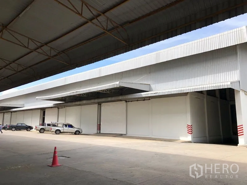 คลังสินค้า ให้เช่าในPhra Nakhon Si Ayutthaya - พื้นที่โหลดสินค้าแบบมีชายคาพร้อมที่จอดรถหน้าอาคารโกดัง