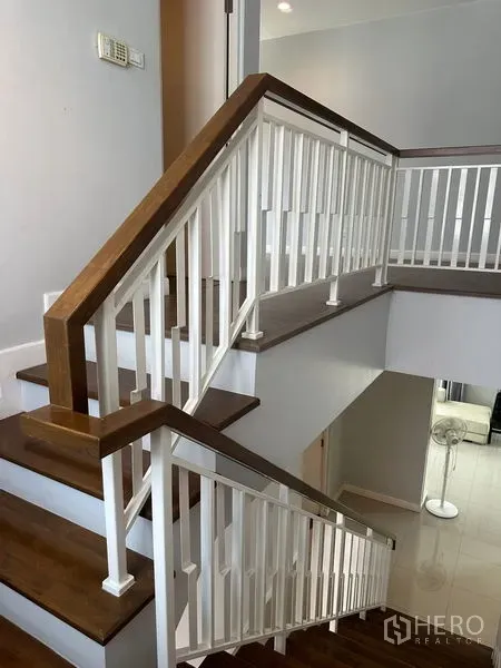 บ้าน ให้เช่าในLam Luk Ka, Pathum Thani - บันไดในบ้าน ลูกนอนไม้ ราวกันตกสีขาว
