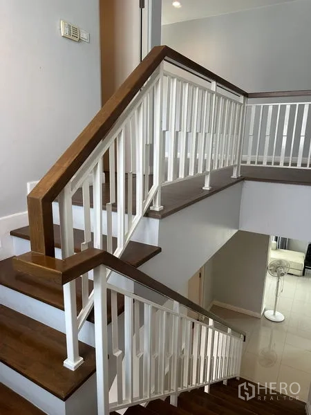 บ้าน ให้เช่าในLam Luk Ka, Pathum Thani - บันไดในบ้าน ลูกนอนไม้ ราวกันตกสีขาว