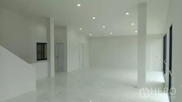 货栈 出租或出售在Lam Luk Ka, Pathum Thani - 一楼办公室明亮，仿大理石地砖与嵌灯天花。