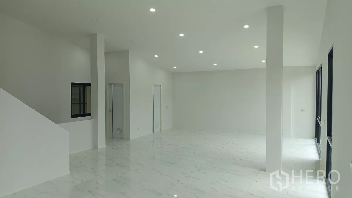 货栈 出租或出售在Lam Luk Ka, Pathum Thani - 一楼办公室明亮，仿大理石地砖与嵌灯天花。