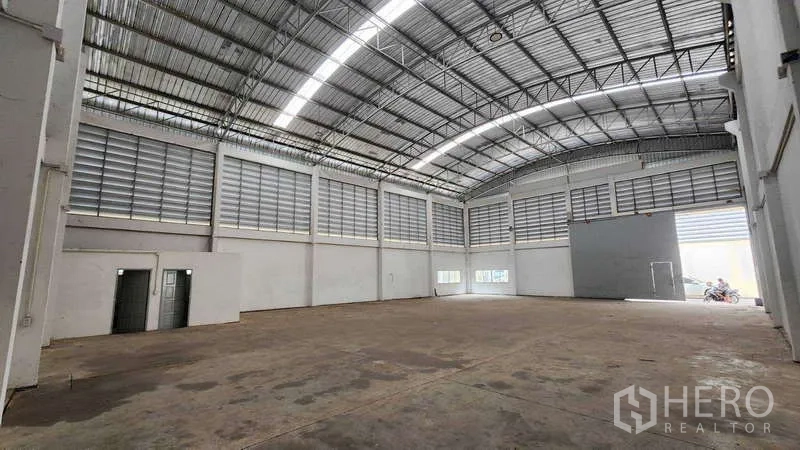 货栈 出租在Ban Phaeo, Samut Sakhon - 面向大型装卸门的开阔空间，采光带，内设两间卫生间