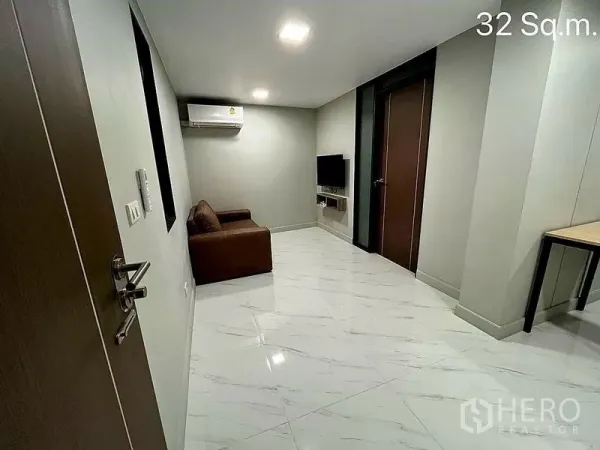 零售空间 出售在Khlong Toei, Bangkok - 现代室内，亮面地砖，壁挂电视、空调与棕色沙发。